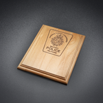 Plaque en bois avec blason gravé ou gravure personnalisée.